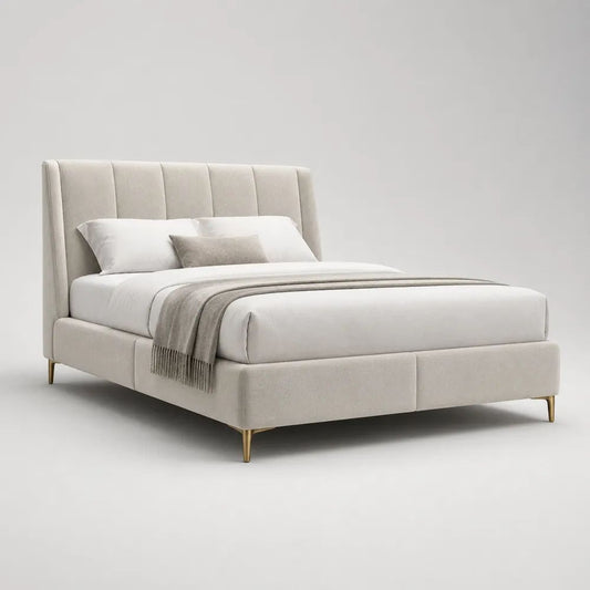 Lit double rembourré 160 × 200 cm en tissu bouclé blanc cassé, tête de lit à panneaux verticaux et pieds en métal doré